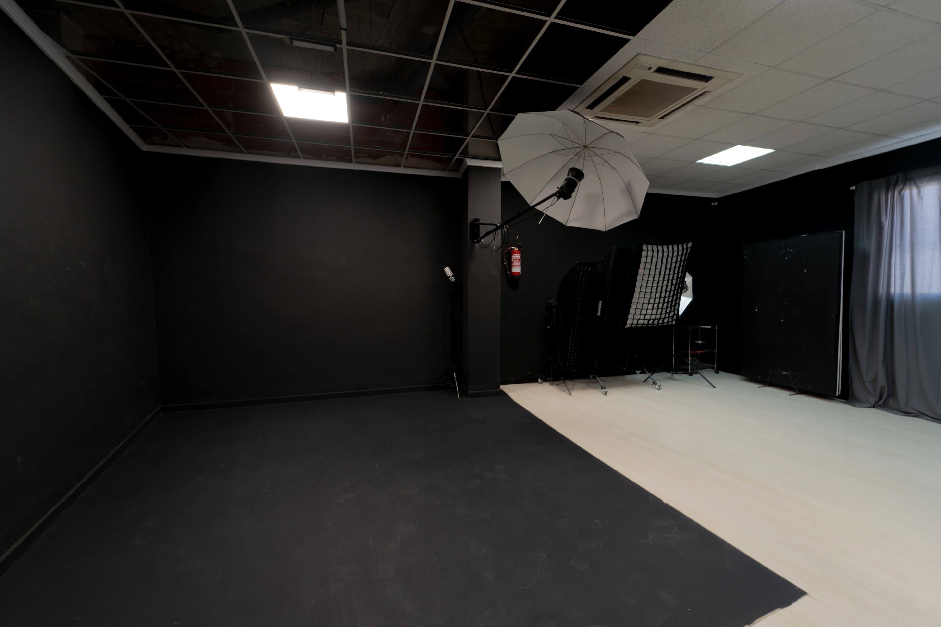 LVSN Studio Ciclorama Negro — Vista amplia