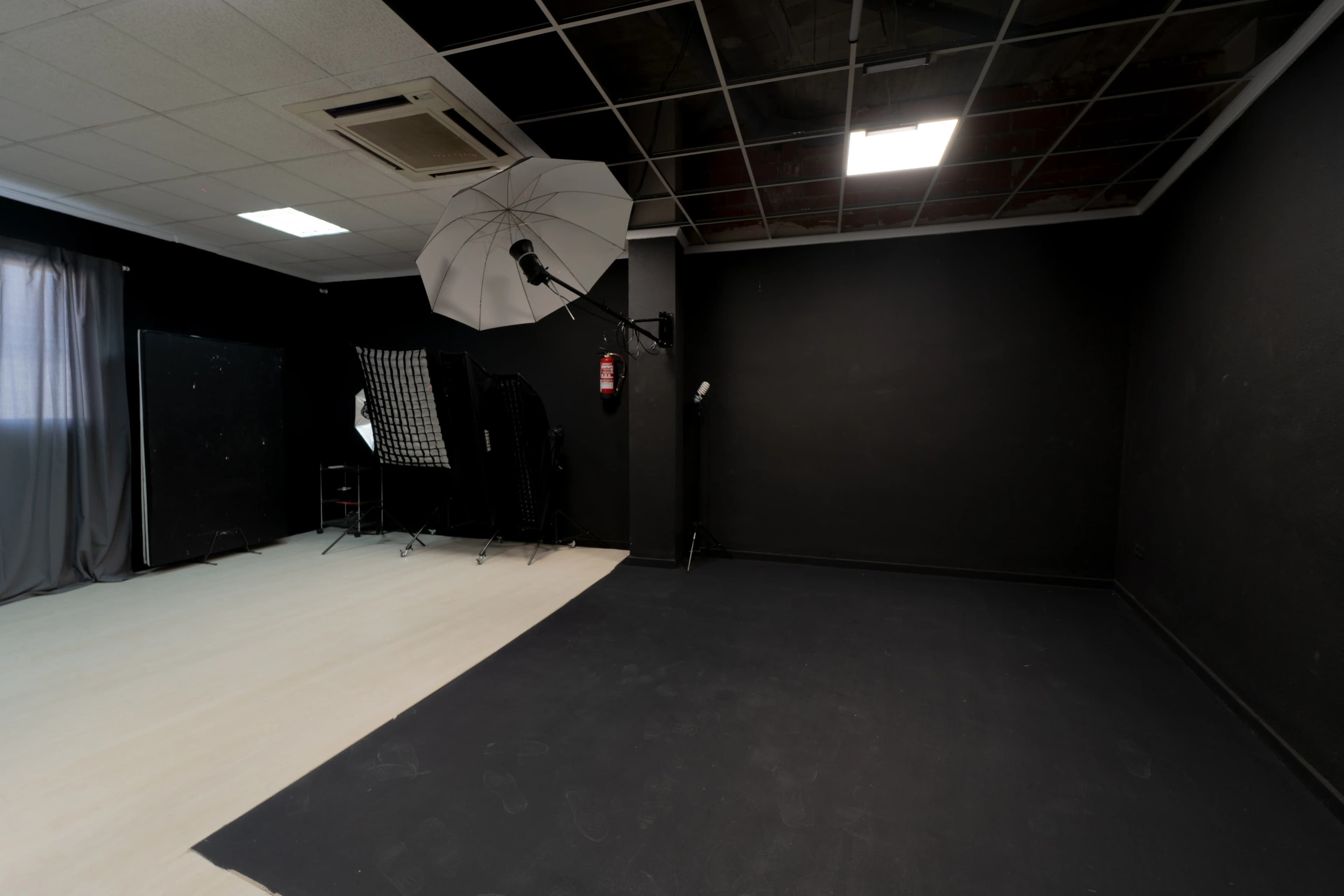 LVSN Studio Ciclorama Negro — Vista amplia alternativa