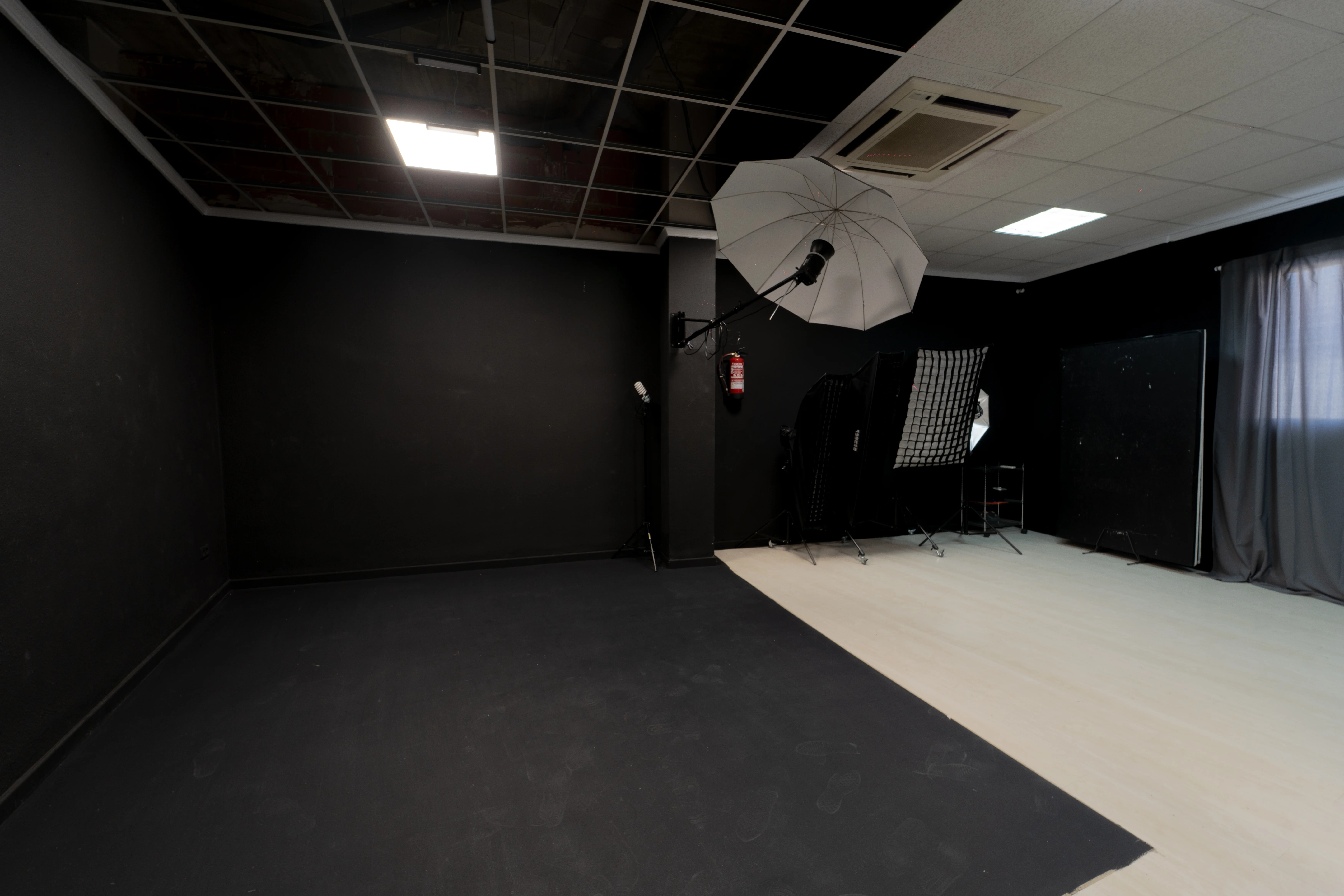 LVSN Studio Ciclorama Negro — Vista amplia