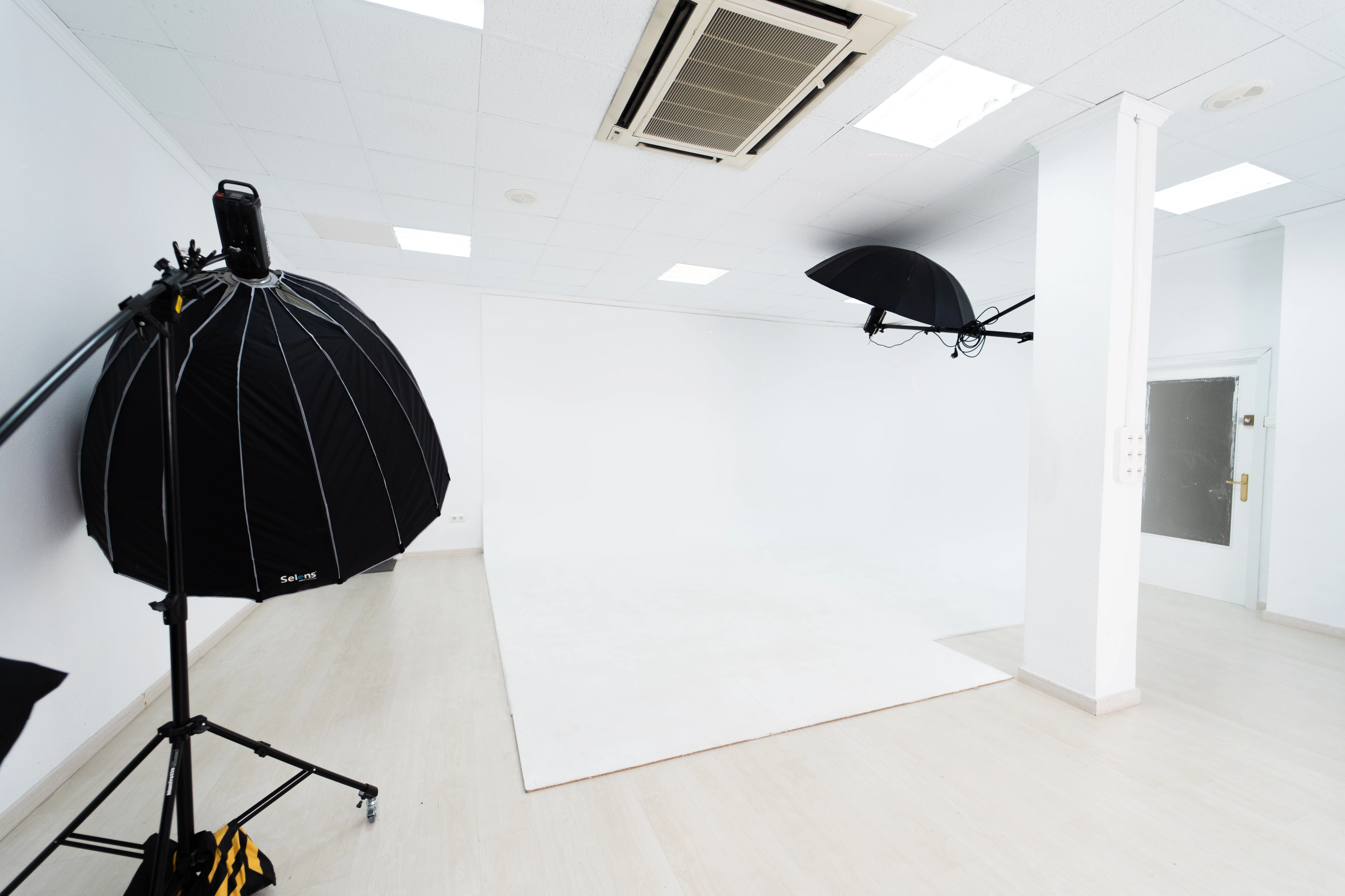 LVSN Studio Ciclorama Blanco — Vista amplia con iluminación profesional