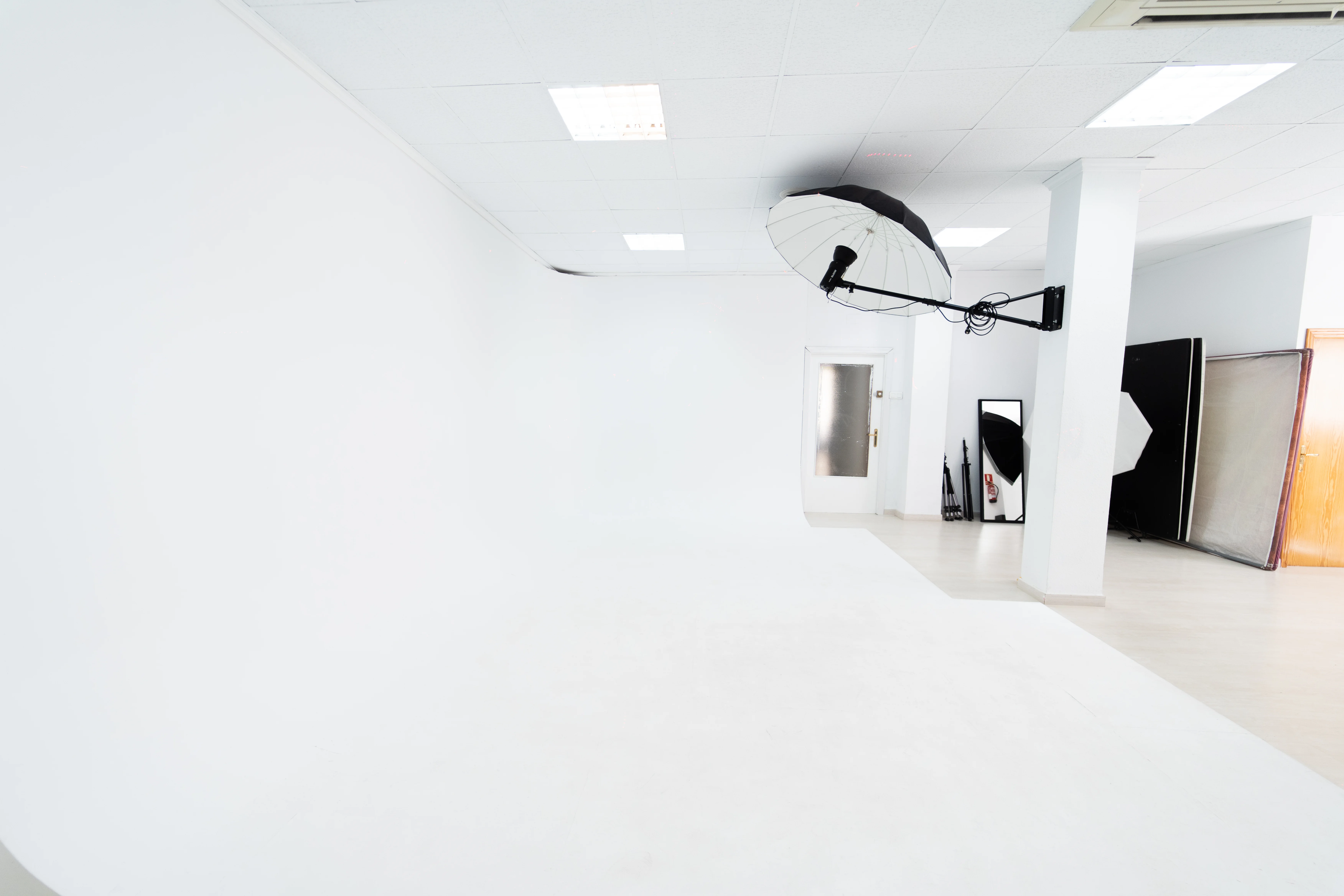 LVSN Studio Ciclorama Blanco — Equipamiento y fondo