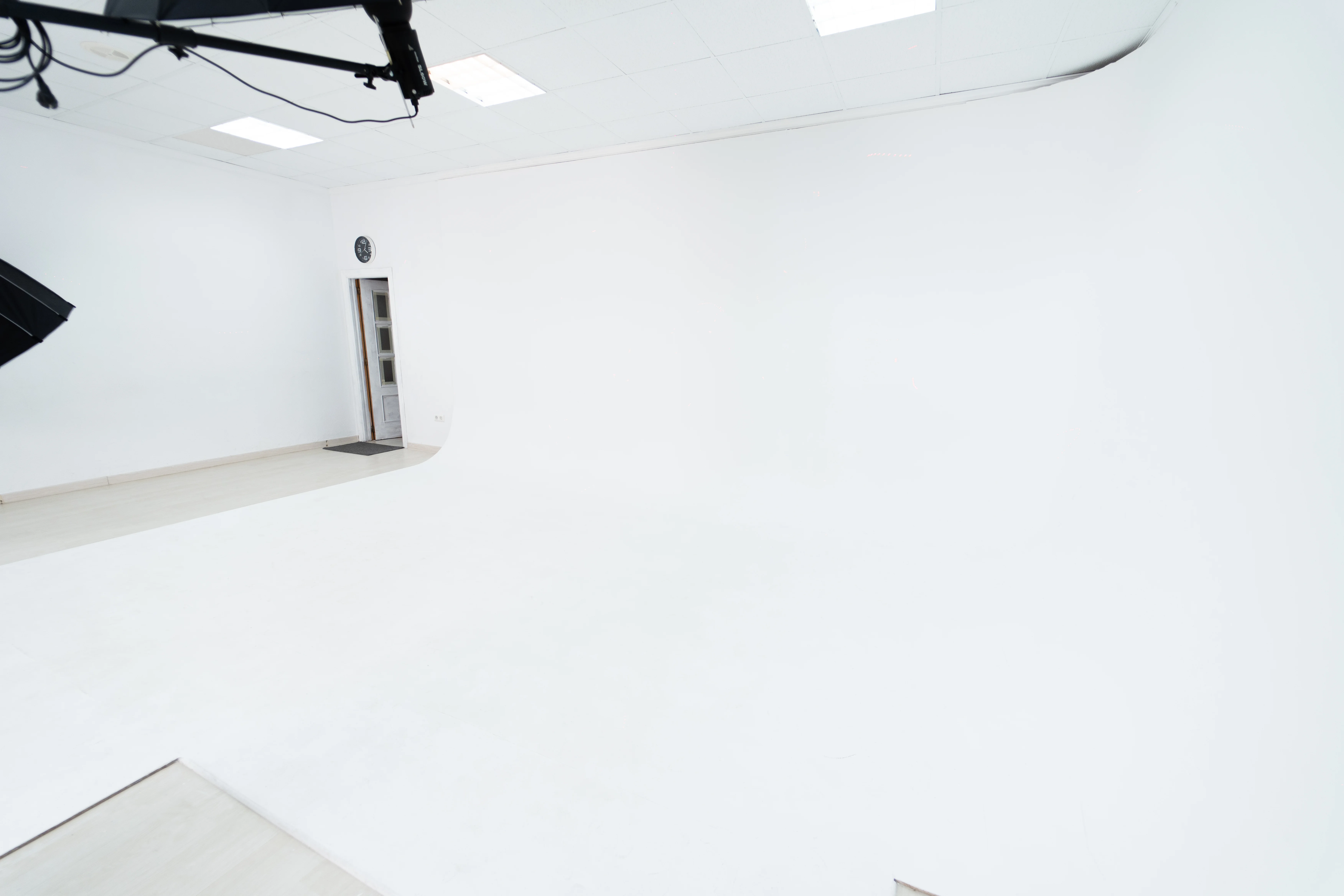 LVSN Studio Ciclorama Blanco — Vista lista para producción